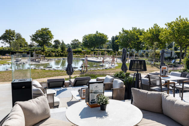Overzicht terras naar water gezin