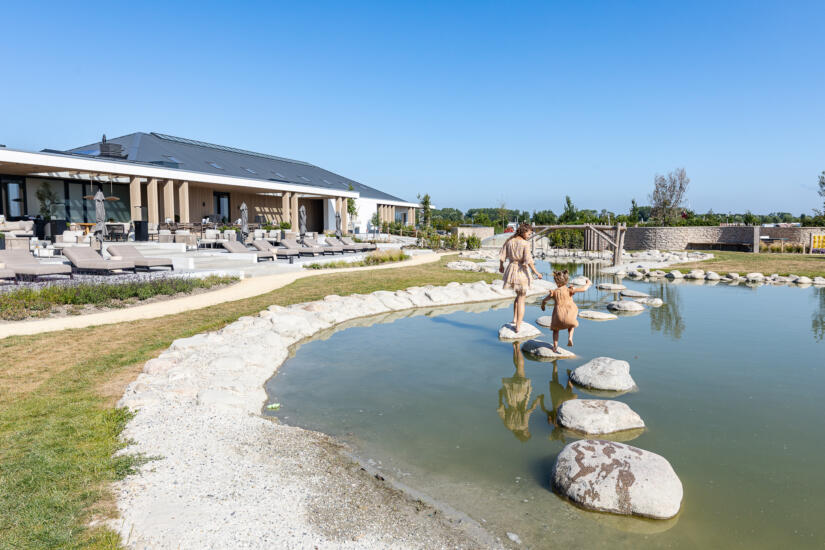 Waterreflectie moeder kind terras