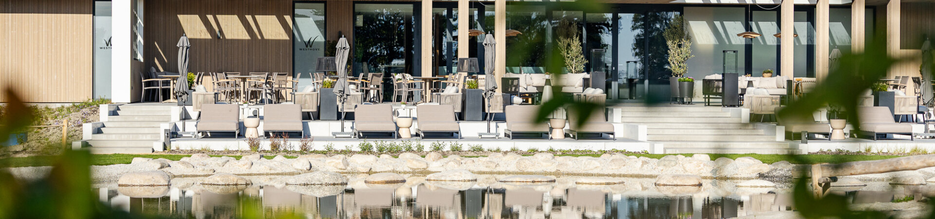 Terras met waterreflectie